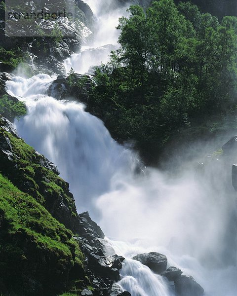 Erhöhte Ansicht der Wasserfall  Latefossen  Odda  Norwegen