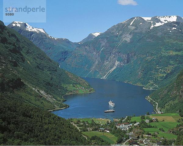 Erhöhte Ansicht des Kreuzfahrtschiffes im See  Geirangerfjord  Norwegen