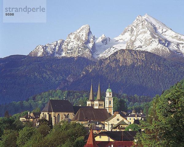 Kirche mit schneebedeckten Berg im Hintergrund  Watzmann  Berchtesgaden  Bayern  Deutschland