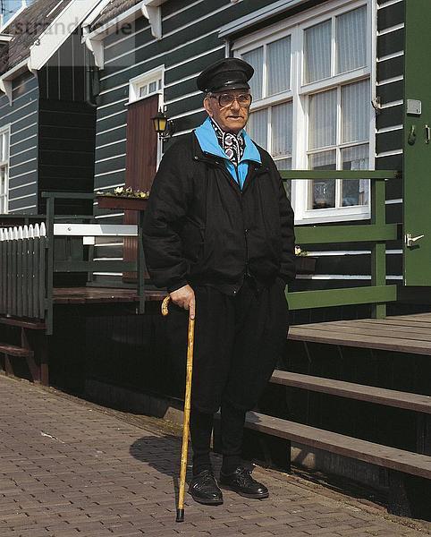 stehend Senior Senioren Mann Wohnhaus frontal Niederlande