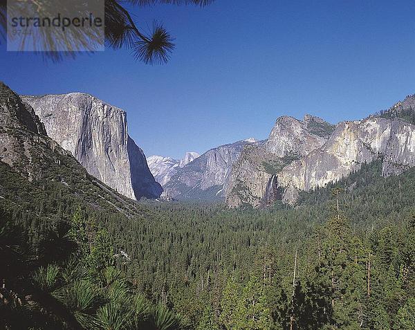 Gebirge gegen blauen Himmel  Yosemite-Nationalpark  Kalifornien  USA