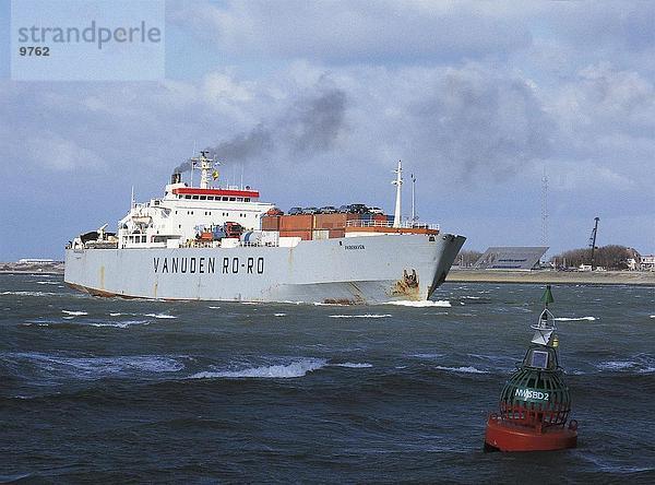 Containerschiff im Meer  Europoort  Hafen von Rotterdam  Rotterdam  Niederlande