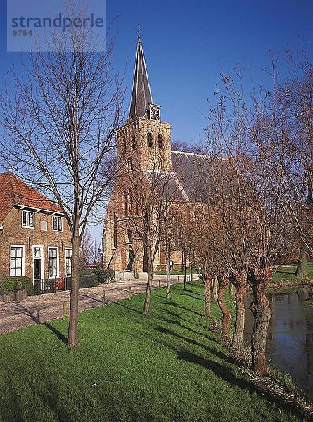 Bare Bäume vor der Kirche  Niederlande