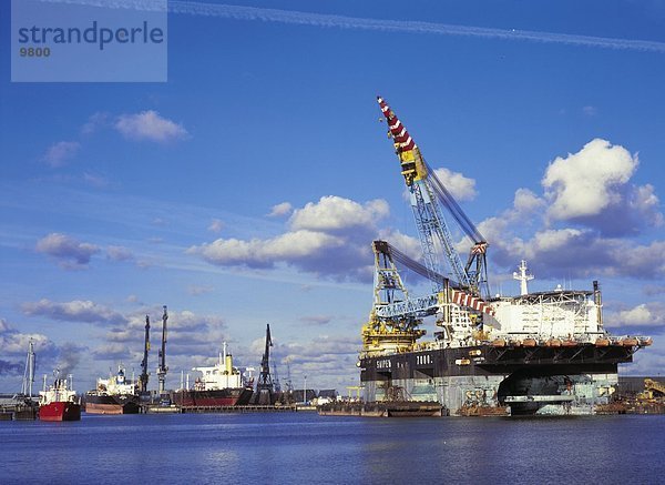 Kran und Container-Schiff im Hafen  Europoort  Hafen von Rotterdam  Rotterdam  Niederlande