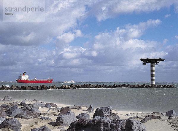 Containerschiff im Meer  Europoort  Hafen von Rotterdam  Rotterdam  Niederlande