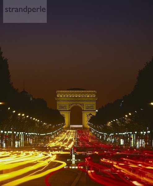 Triumphbogen beleuchtet bei Nacht  Arc De Triomphe  Paris  Ile  Frankreich