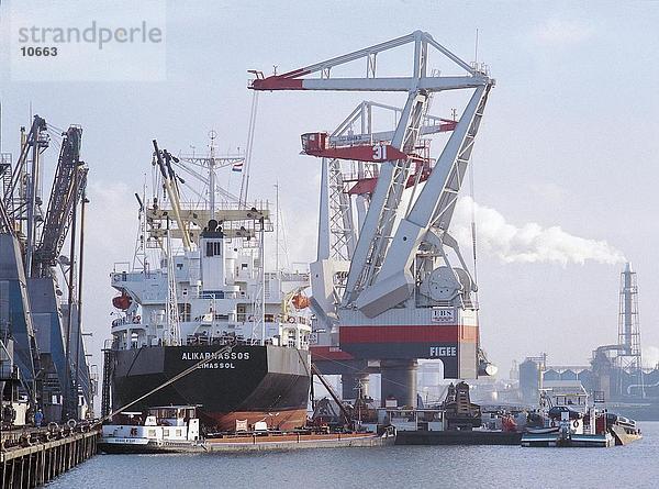 Krane und Container-Schiff im Hafen Europoort  Hafen von Rotterdam  Rotterdam  Niederlande