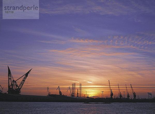 Silhouette von Kranen bei Sonnenuntergang  Europoort  Hafen von Rotterdam  Rotterdam  Niederlande