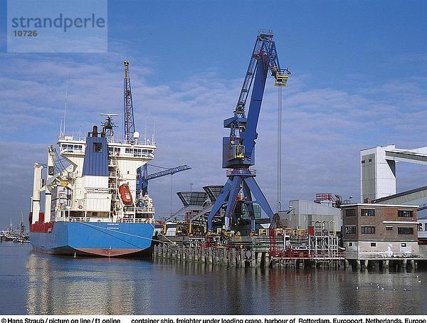 Containerschiff und Kräne im Hafen  Europoort  Hafen von Rotterdam  Rotterdam  Niederlande