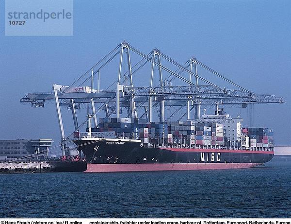 Containerschiff und Kräne im Hafen  Europoort  Hafen von Rotterdam  Rotterdam  Niederlande