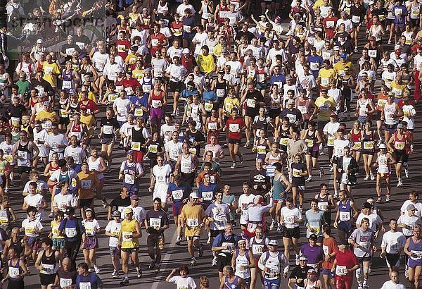 Erhöhte Ansicht der Masse der Leute  die auf Marathon  Berlin  Deutschland