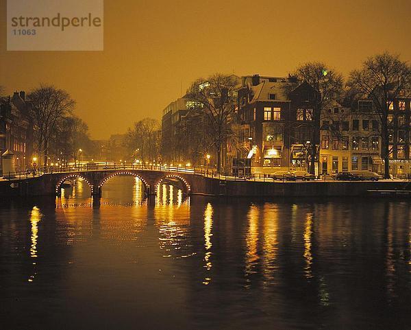 Skinny Brücke über Fluss  Fluss Amstel  Amsterdam  Niederlande