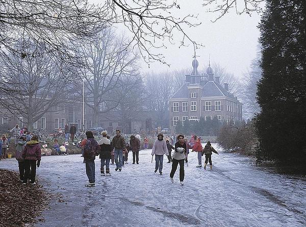 Menschen Eislaufen am gefrorenen Canal  Schloss de Vossenberg  Harderweijk  Niederlande