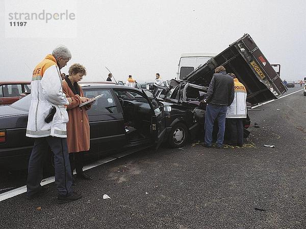 Polizisten am Unfallort Road  Niederlande