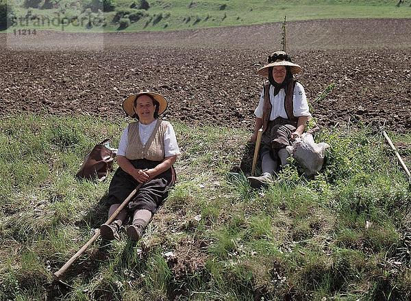 Weibliche Landarbeiter Ausruhen im Feld  Rumänien