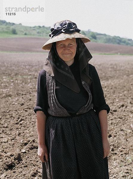 Porträt von Frau Bauer stehen im Feld und Lächeln  Rumänien
