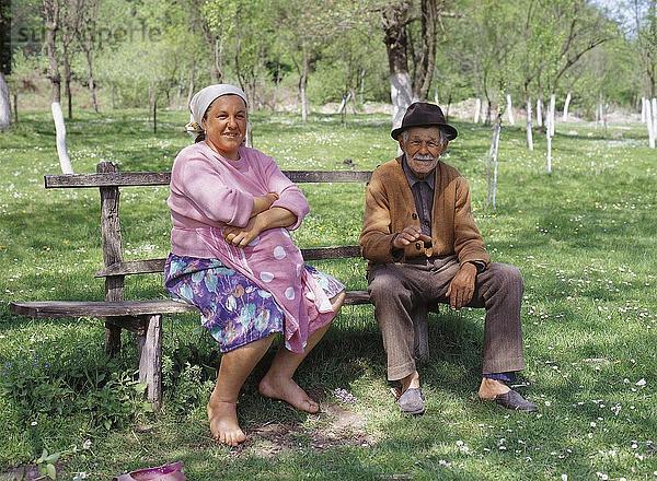 Porträt von älteres Paar sitzen auf Bank  Rumänien