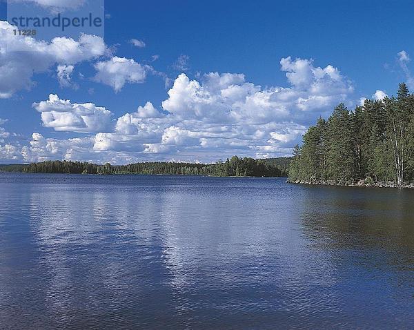 Wolken in den blauen Himmel spiegelt sich in einem Seewasser  Dalarna  Schweden