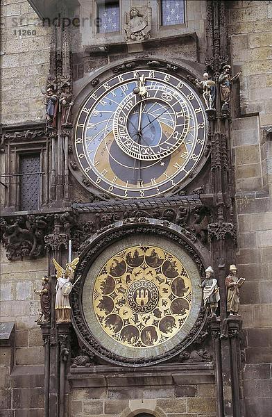 Astronomische Uhr auf Wand der Bell Tower  Prag Rathaus  Prag  Tschechische Republik