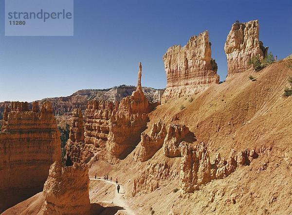 Gruppe von Menschen zu Fuß auf einem Pfad durch trockenen Landschaft  Bryce Canyon  Utah  USA