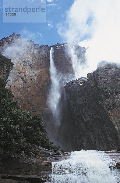 Untersicht eines Wasserfalls  Angel fällt  Venezuela