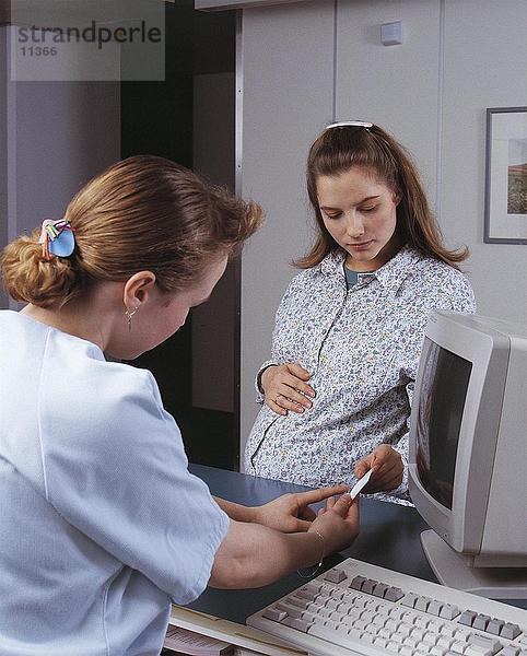 Krankenschwester Gespräch mit junge schwangere Frau