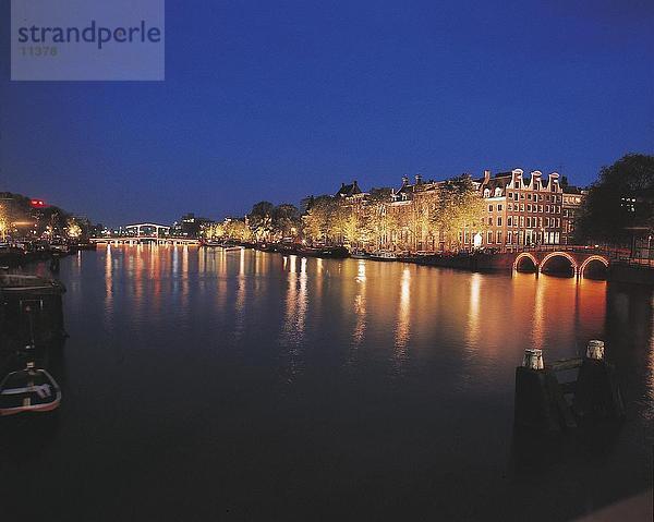 Gebäude beleuchtet bei Nacht  Fluss Amstel  Amsterdam  Niederlande