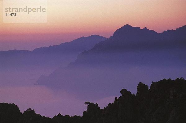 Panoramische Ansicht der Bergkette in der Dämmerung  Les Calanches  Korsika  Frankreich