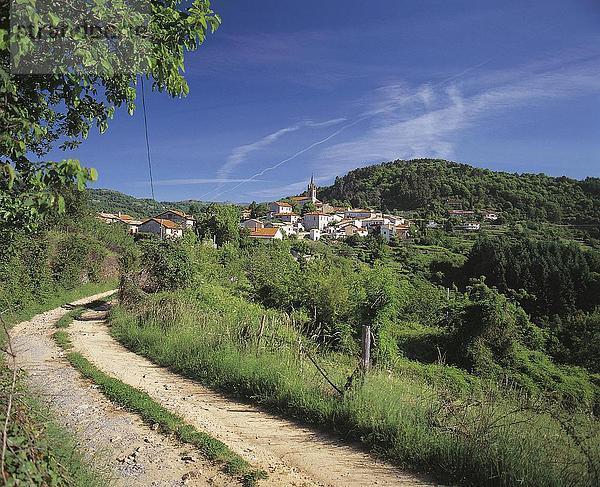 Unbefestigte Straße führt zu einem Dorf  St. Andeol de Vals Ardèche  Frankreich