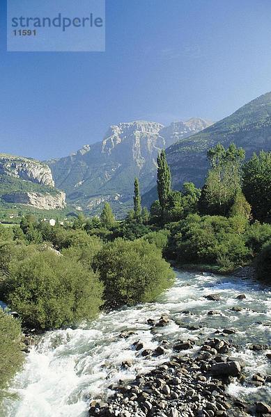 Erhöhte Ansicht des River  Fluss Ara  Ordesa Y Monte Perdido National Park  Pyrenäen  Torla  Aragon  Spanien