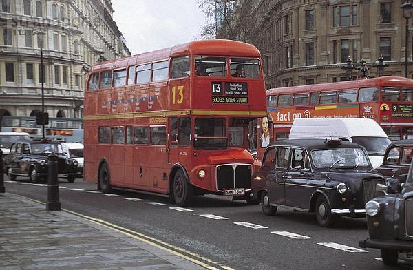 Doppeldecker-Bus und Autos auf Road  London  England