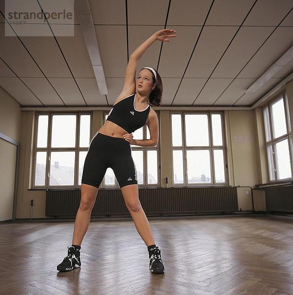 Junge Frau in einem Fitnessstudio trainieren
