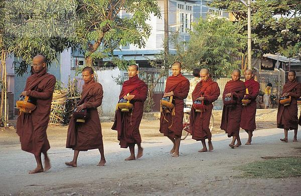 Buddhistische Mönche wandern in Zeile auf Road  Myanmar