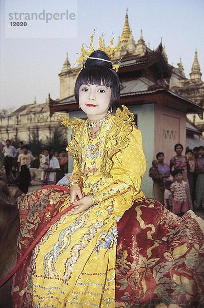 Porträt des Mädchens zu Reiten  Shin Byu Festival  Myanmar