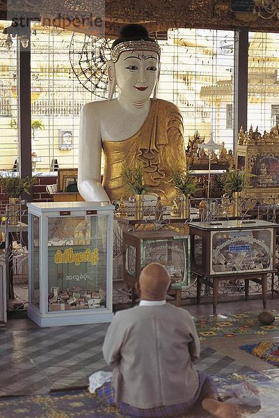 Rückansicht des Menschen beten in buddhistischen Tempel  Pagan  Myanmar