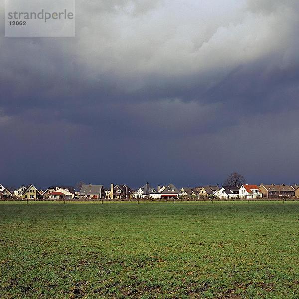 Gewitterwolken über Dorf  Doetinchem  Niederlande