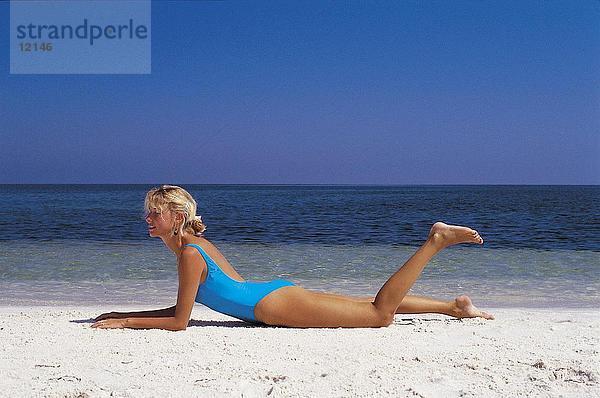 Seitenprofil jungen Frau liegen am Strand