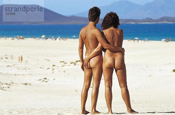 Rückansicht des nackt paar stehen am Strand  Fuertoventura  Kanaren  Spanien