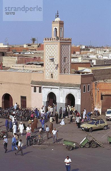 Gruppe von Menschen in Stadtmarkt  Marrakesch  Marokko
