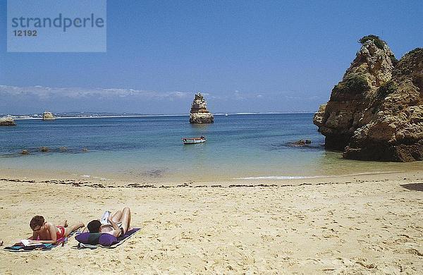 Paar entspannenden an der Strand  Algarve  Portugal