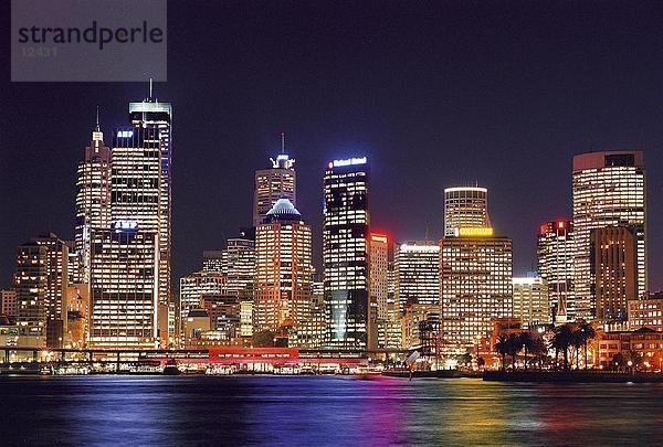 Wolkenkratzer beleuchtet in der Nacht  Circular Quay  Sydney  New South Wales  Australien