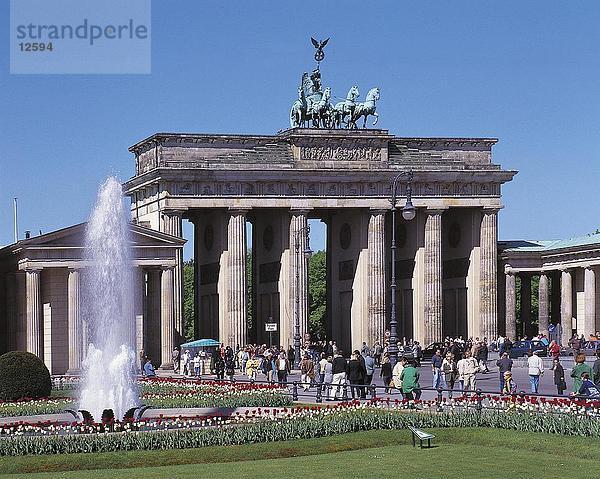 Touristen in Stadt-Tor  Brandenburger Tor  Berlin  Deutschland