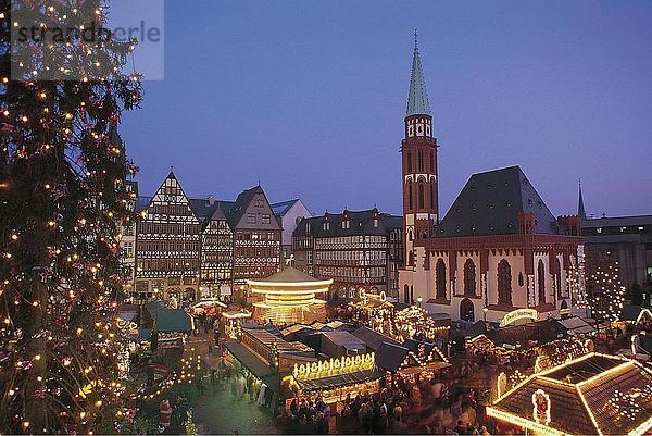 Erhöhte Ansicht von Menschen am Weihnachtsmarkt  Römerberg  Frankfurt  Deutschland