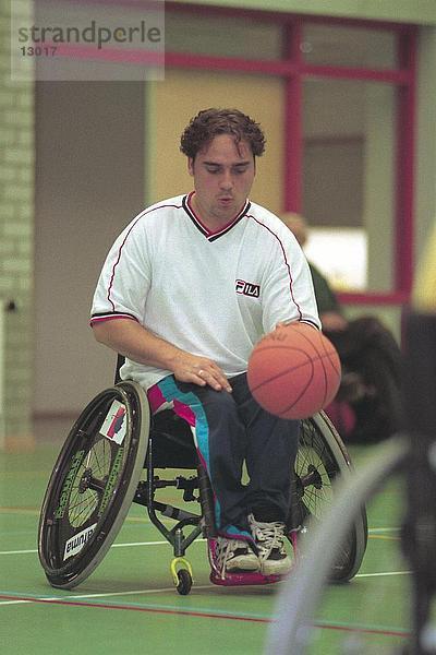 Behinderte Menschen im Rollstuhl Basketball spielen