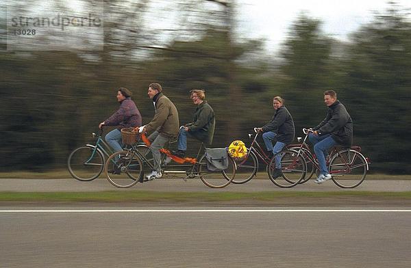 Seitenprofil von Männern und Frauen Radfahren  Niederlande