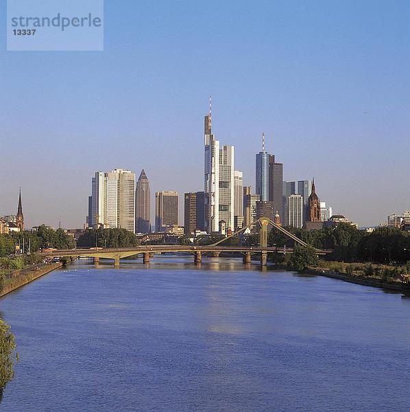 Wolkenkratzer in Stadt  Main River  Frankfurt  Deutschland