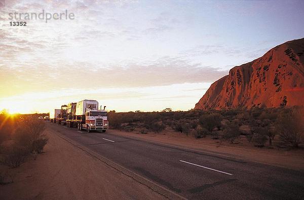 LKW auf der Straße bei Sonnenuntergang  Tasmanien  Australien