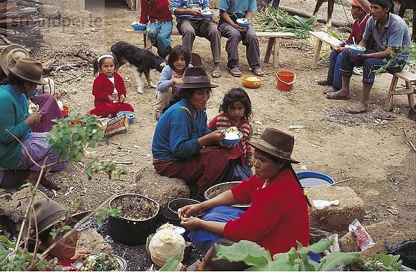 Gruppe von Menschen  die Lebensmittel  Peru