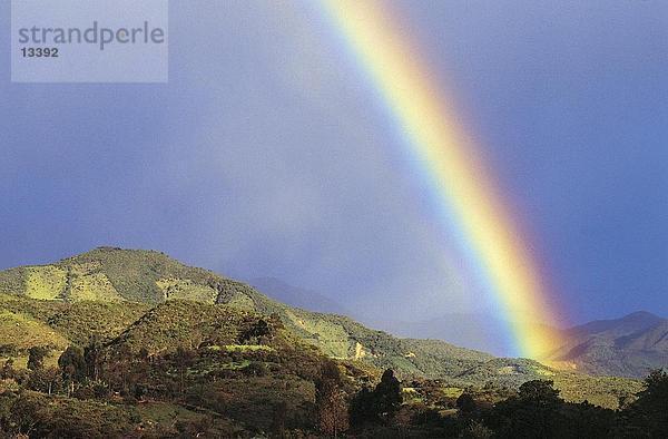 Regenbogen bildeten über Berge  Ecuador