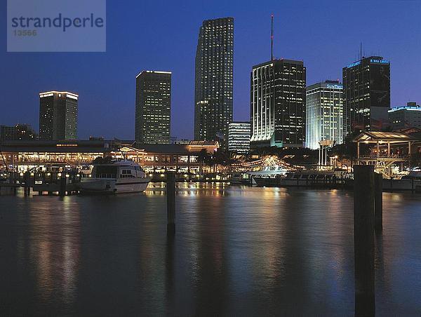 Wolkenkratzer beleuchtet nachts  Miami  Florida  USA